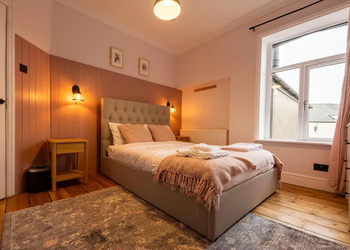 Large Home In Cardiff\'S City Center - 14 Beds
