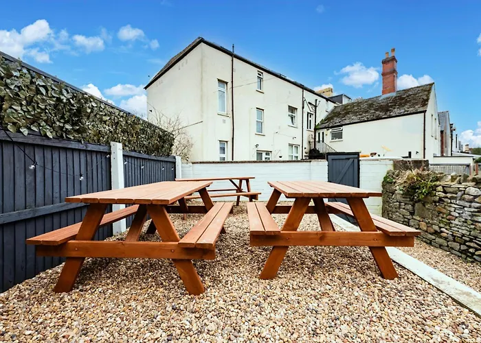Large Home In Cardiff\'S City Center - 14 Beds