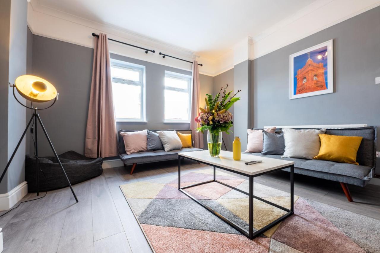 Large In Cardiff's Center - 14 Beds Holiday home *