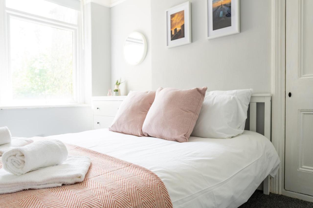 Large In Cardiff's Center - 14 Beds