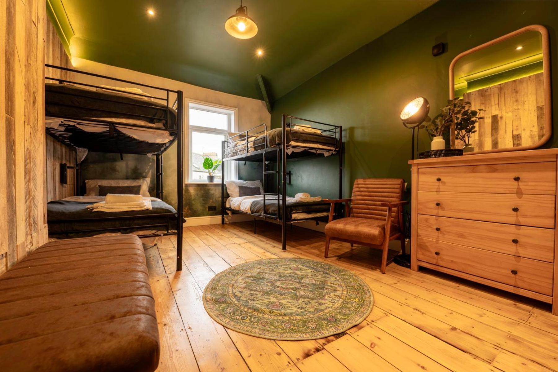 Large In Cardiff's Center - 14 Beds Holiday home *
